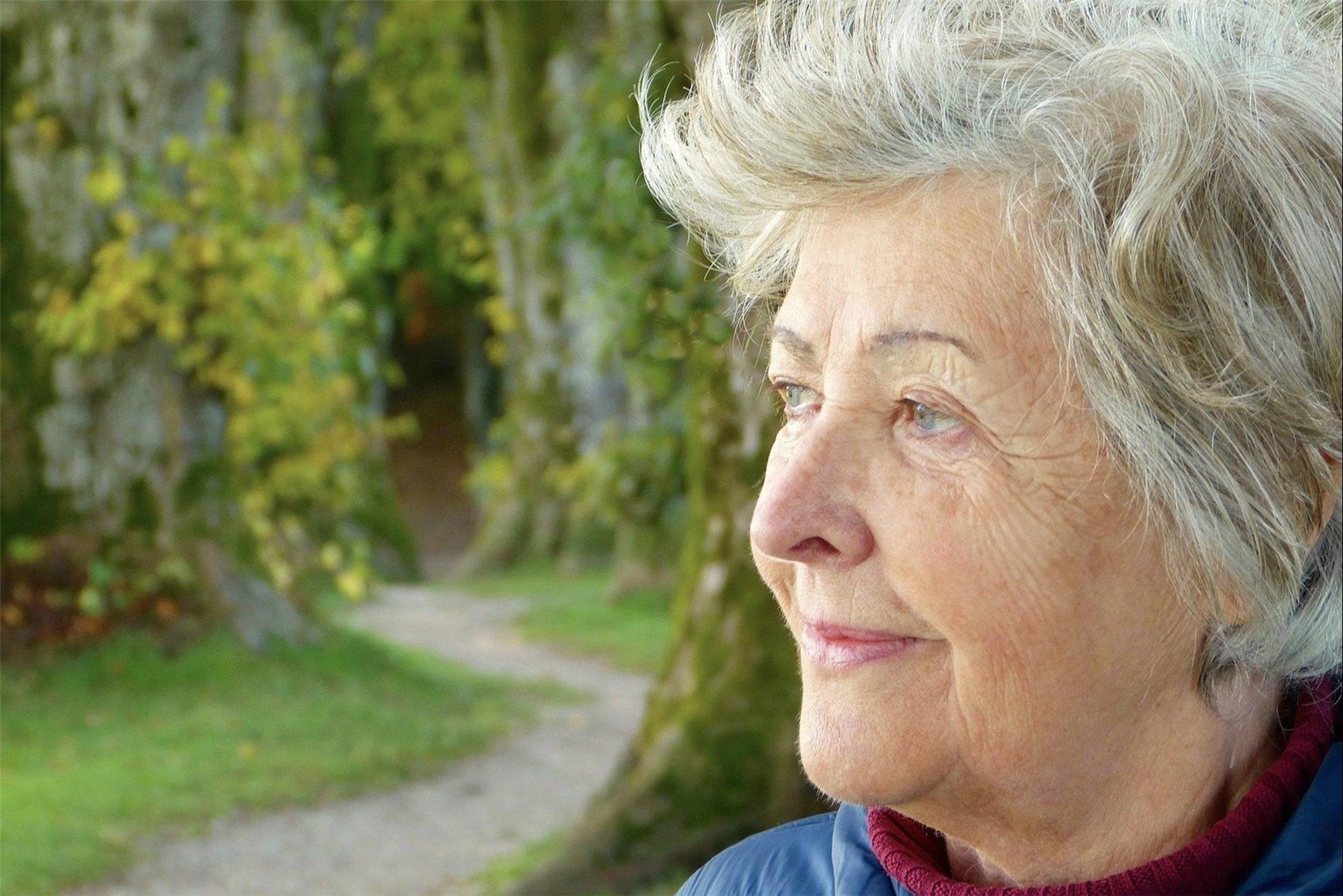 Nachdenkende ältere Frau