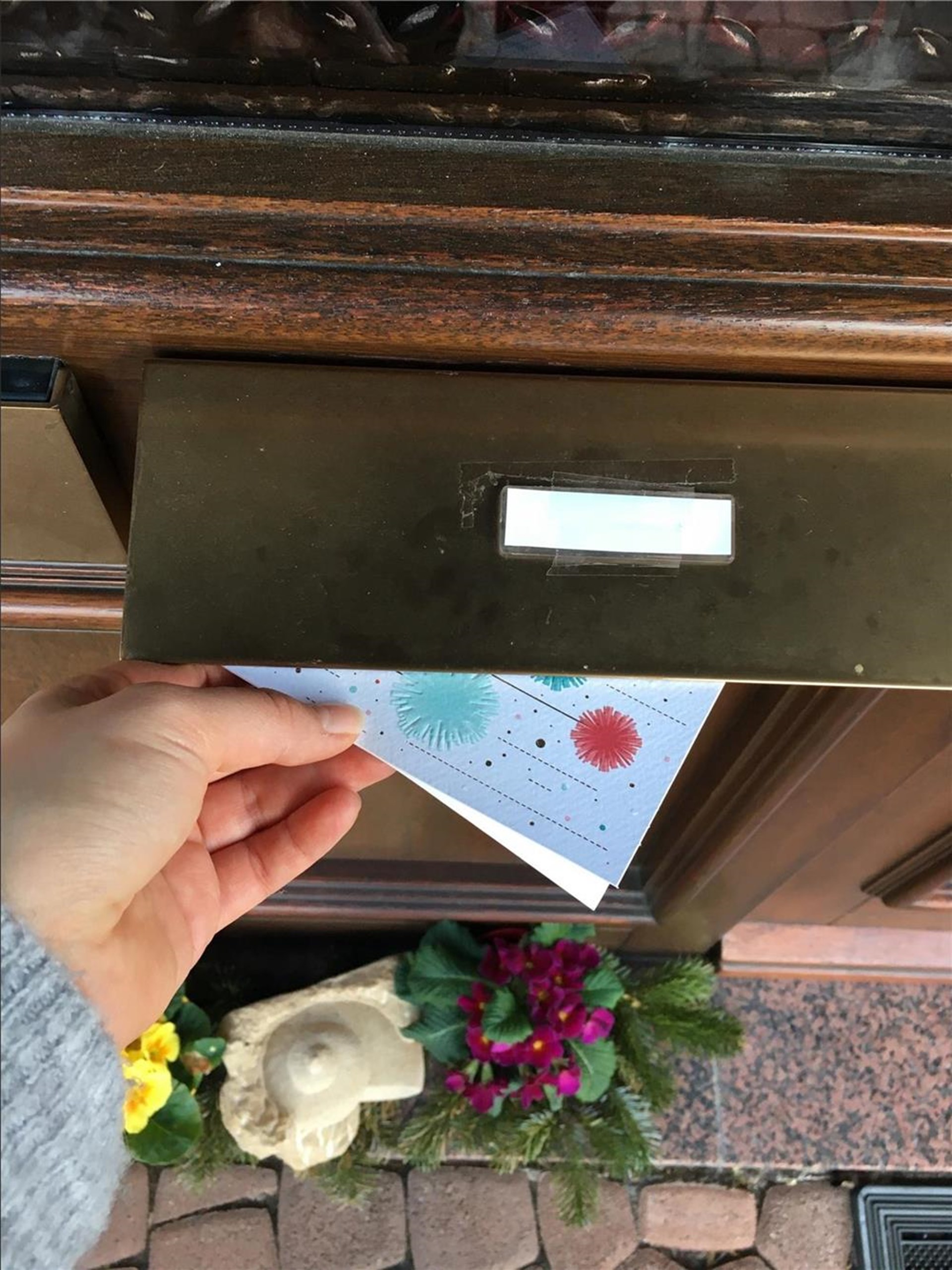 Karte die in Briefkasten gesteckt wird als Telefon-Gesprächsangebot